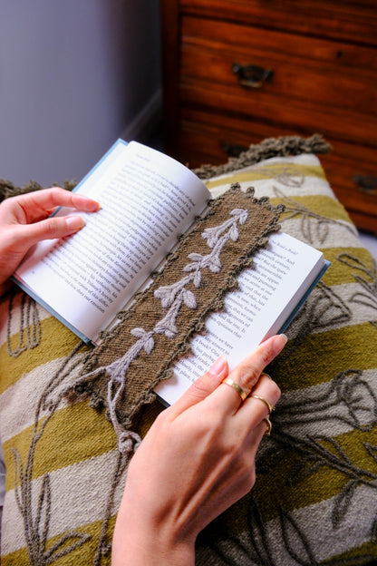 Cantuta bookmark - Olive